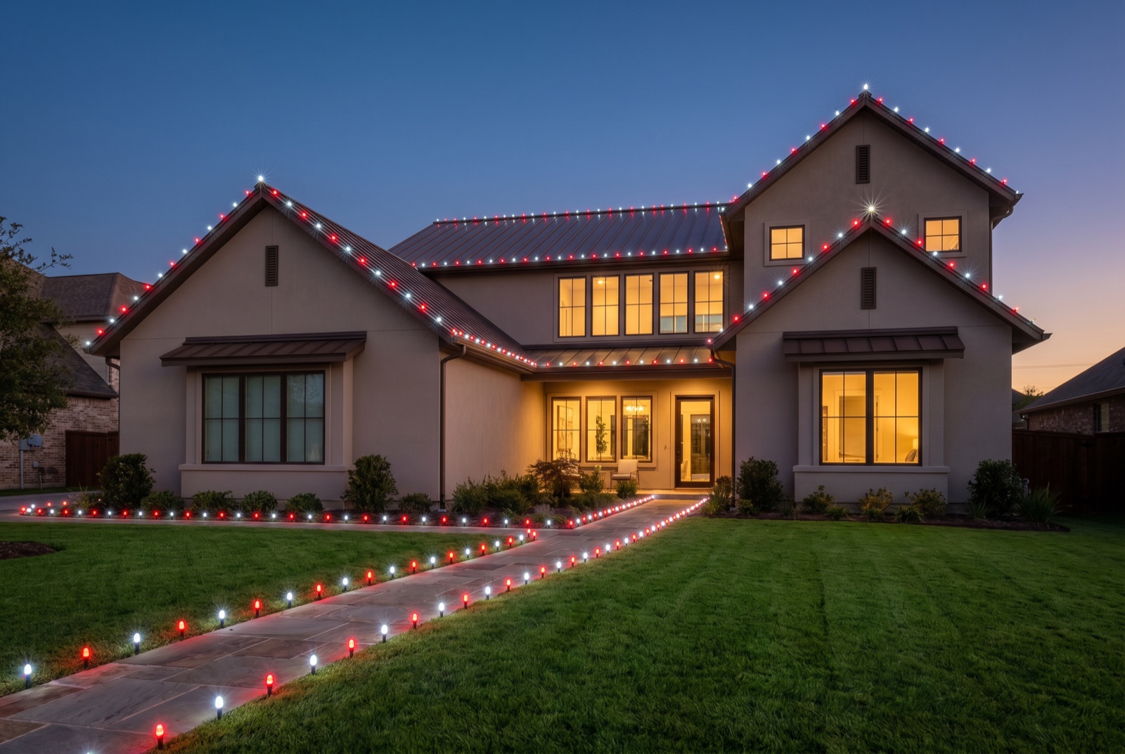 Modern Austin home with alternating red and warm-white roofline lights